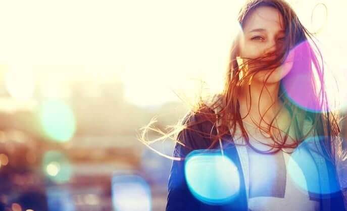 Mulher com o cabelo comprido no rosto