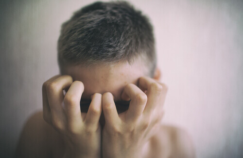 adolescente-com-desconforto Pacientes invisíveis: jovens no contexto da doença