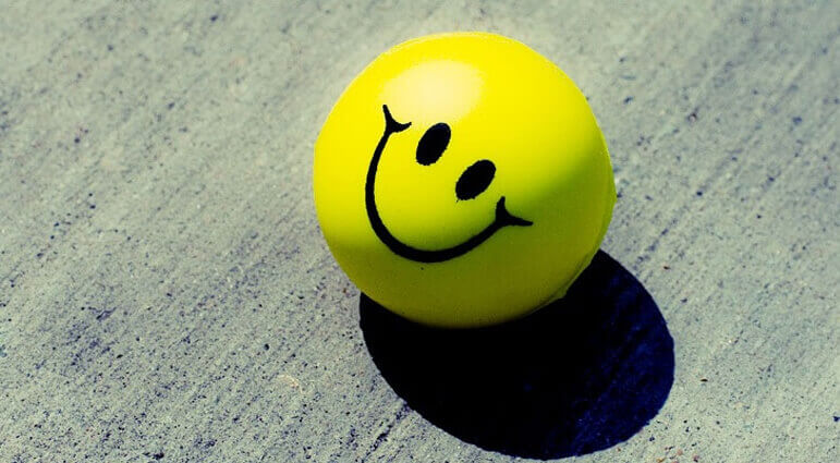 Bolinha amarela com sorriso
