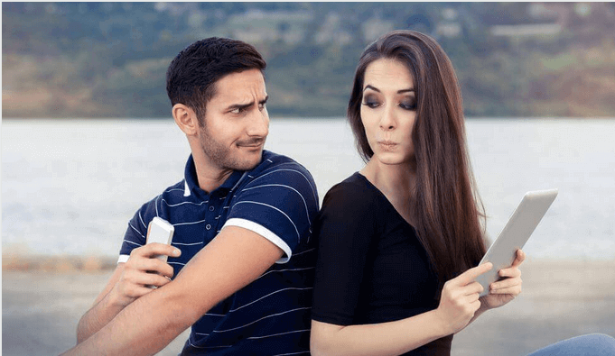 Casal brigando por dispositivos eletrônicos