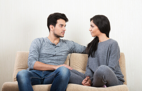 Casal tendo conversa sincera