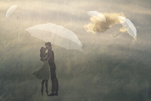 Casal se beijando sob um guarda-chuva