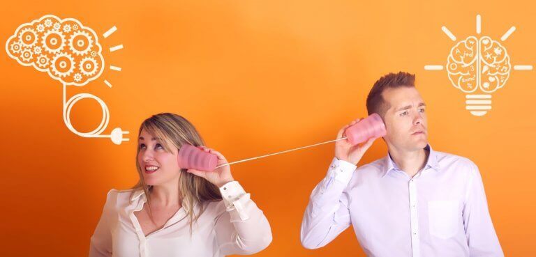 Casal se comunicando por telefone sem fio