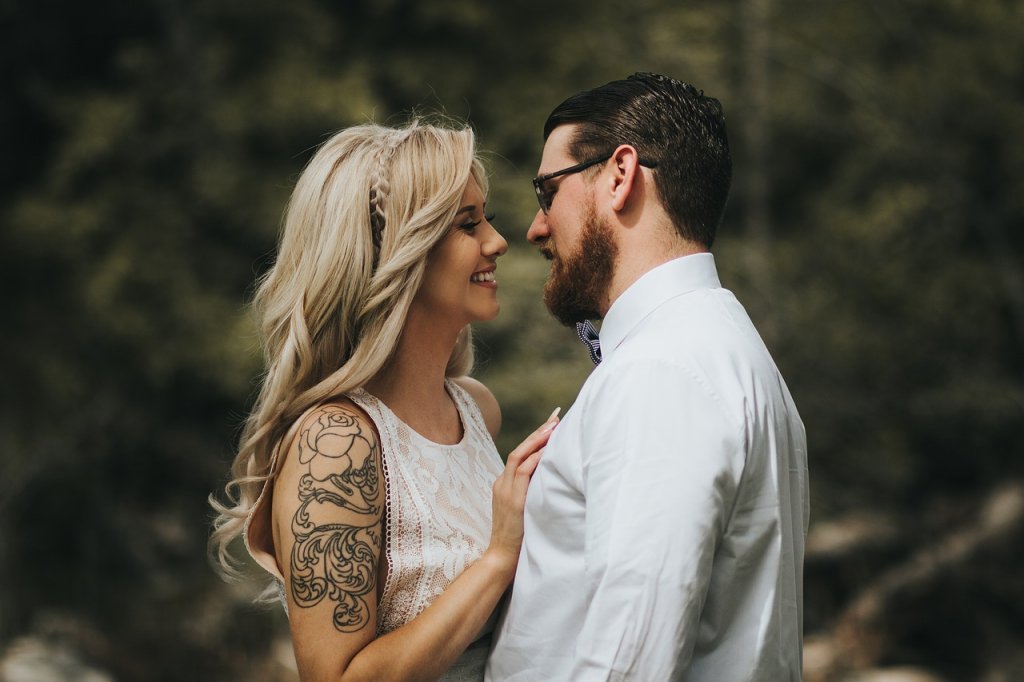 casal-se-olhando Estigmatofilia: a atração sexual por piercings e tatuagens