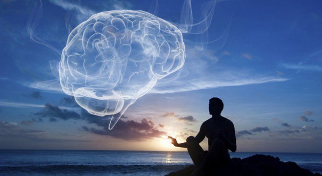 Homem meditando diante de cérebro no céu