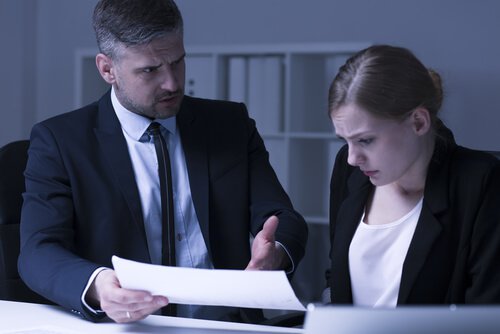 Chefe brigando com sua funcionária
