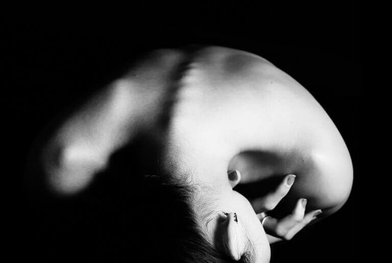 Mulher sofrendo de transtorno alimentar