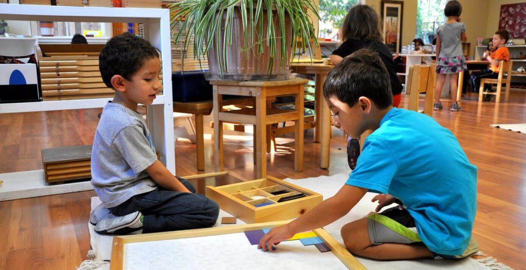 Meninos aprendendo e se divertindo na escola