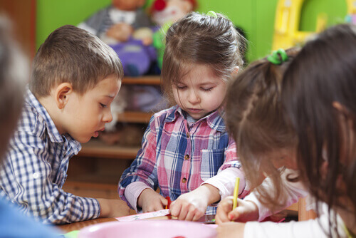 criancas-fazendo-tarefa-na-sala-de-aula Influência do método Montessori na atualidade