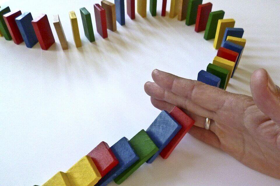 Dominós coloridos caindo