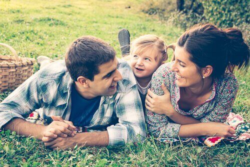 Casal com sua filha pequena
