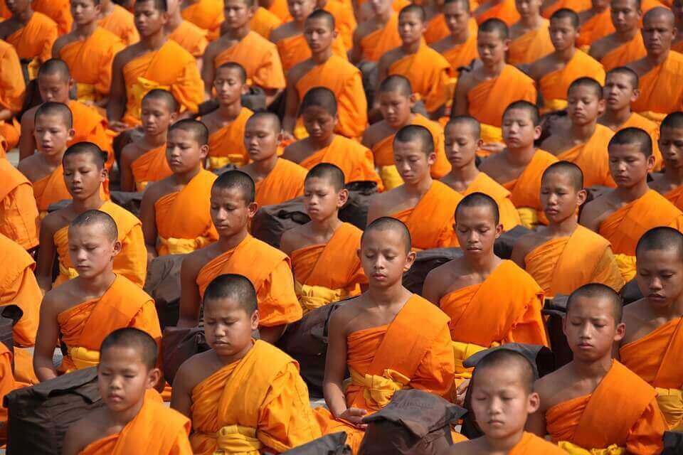 Monges budistas meditando