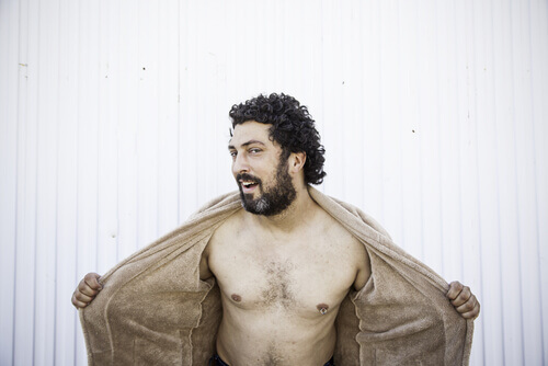 Homem se exibindo publicamente