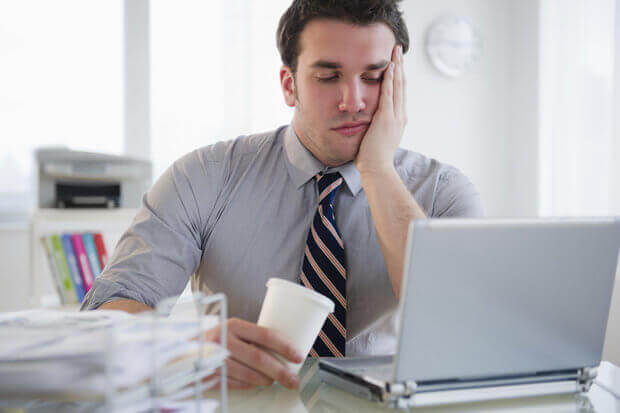 Homem cansado no trabalho