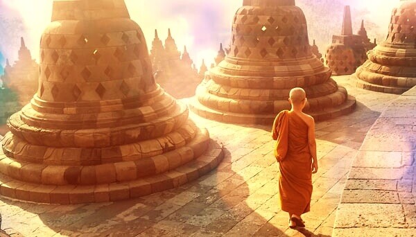Monge andando em templo