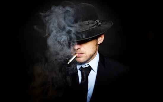Homem de chapéu fumando