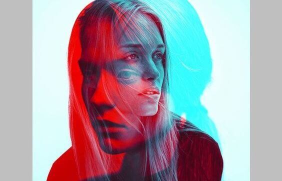 Mulher triste por ter sofrido rejeição amorosa