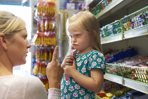 Menina fazendo birra no supermercado