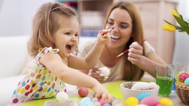 Mãe brincando com sua filha pequena