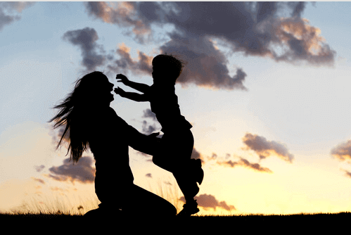 Mãe e filho brincando