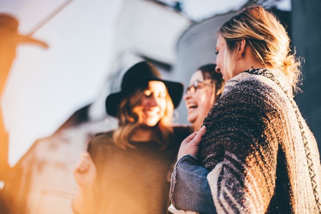 Amigas rindo e se divertindo juntas