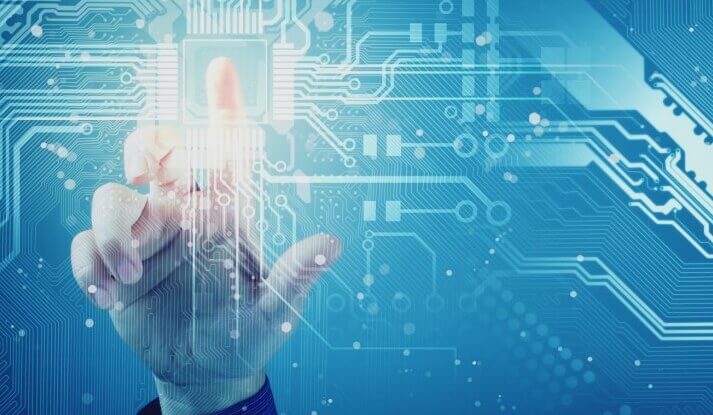 Mão tocando circuito