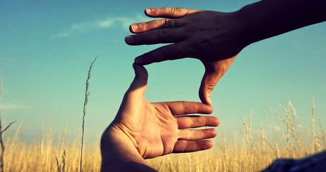 Mãos unidas formando tela