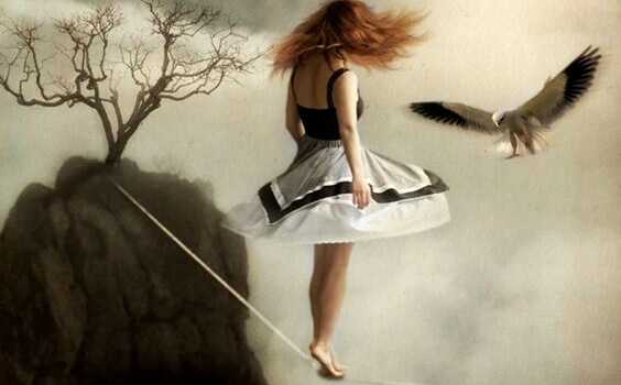 Mulher andando em corda bamba