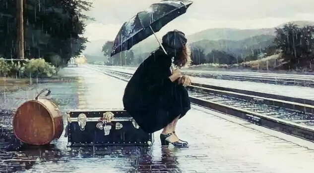 Mulher em estação de trem na chuva