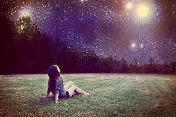 Mulher buscando sua estrela em céu noturno