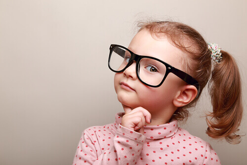 menina-pensando Como é o pensamento das crianças sobre o certo e o errado?