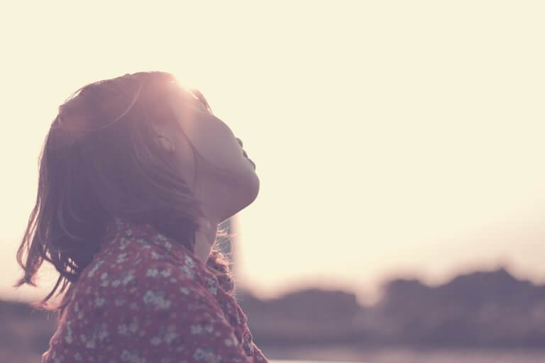 Criança sob a luz do sol