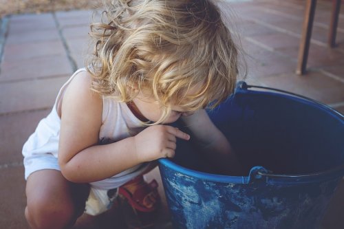 Criança brincando em balde