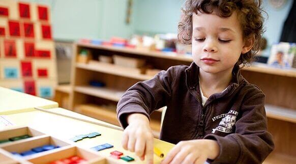 Menino brincando na escola