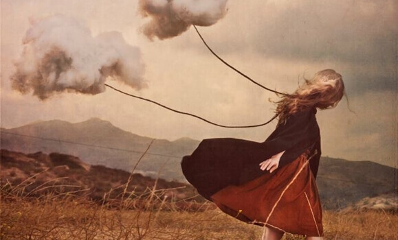 Mulher com nuvens amarradas
