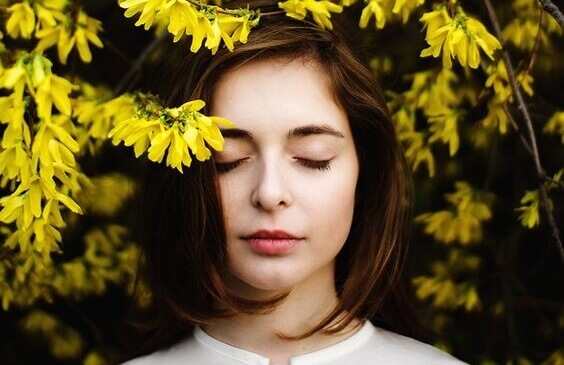 Mulher com flores amarelas