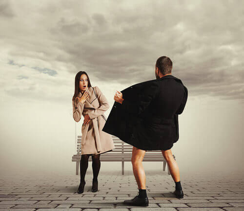 Homem com comportamentos exibicionistas