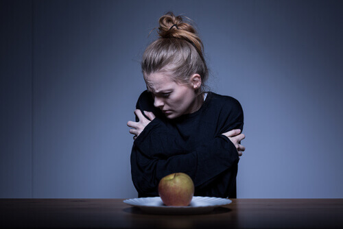 mulher-com-anorexia-diante-de-uma-maca-sentindo-desconforto Regulação emocional nos transtornos alimentares