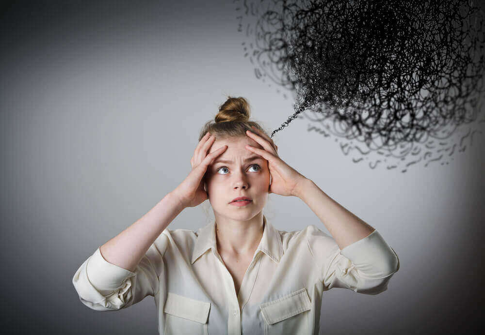 Mulher com pensamentos negativos