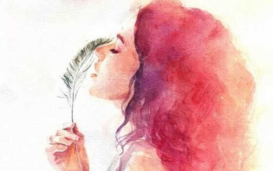 Mulher com pluma na mão