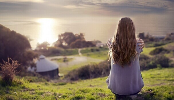 Mulher apreciando paisagem