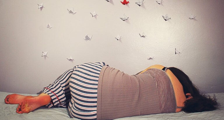 Mulher dormindo e sonhando