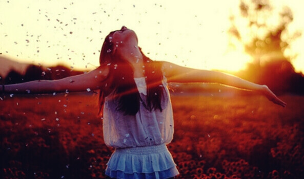 Mulher feliz e plena com sua vida