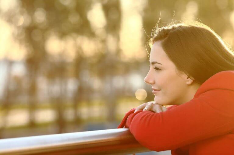 Mulher feliz e pensativa