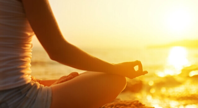 Mulher meditando