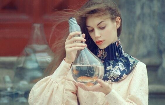 Mulher segurando frasco de água