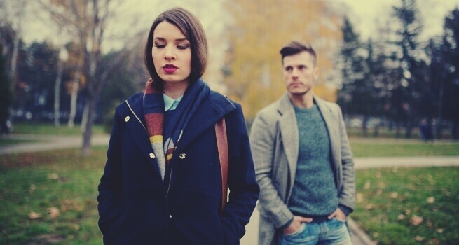 Casal passando por discussão