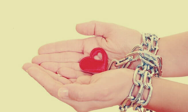 Coração em mãos algemadas