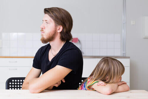 Filha fazendo birra para seu pai