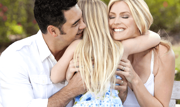 Pais abraçando sua filha